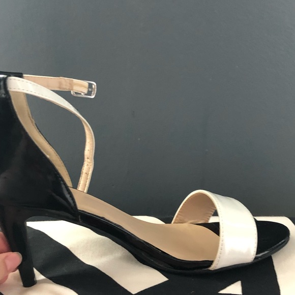 GEORGE Black and White - Picture 2 of 3